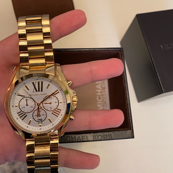 Michael Kors Oversized Bradshaw Gold Tone - Picture 4 of 5